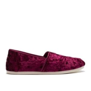 NWT TOMS Crushed Cherry Velvet Slip-On Sneaker